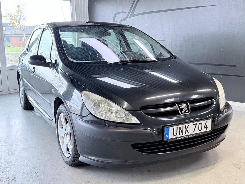 Svart Begagnad 2004 Peugeot 307 Halvkombi | 19 900 kr (Marknadspris) - Bild 1/3