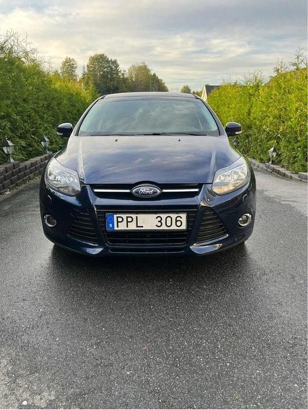 Blå Begagnad 2013 Ford Focus Halvkombi | 58 000 kr (Marknadspris) - Bild 1/4