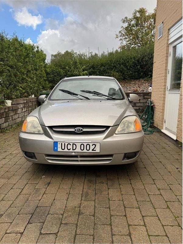 Grå Begagnad 2003 Kia Rio Kombi | 24 000 kr - Bild 1/4