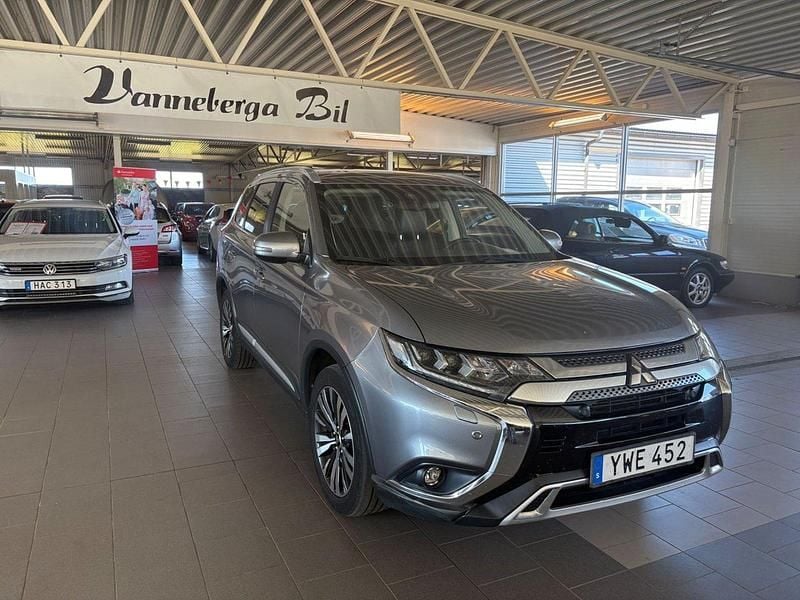 Grå Begagnad 2018 Mitsubishi Outlander Comfort Edition SUV | 179 900 kr (Lite dyr) - Bild 1/4