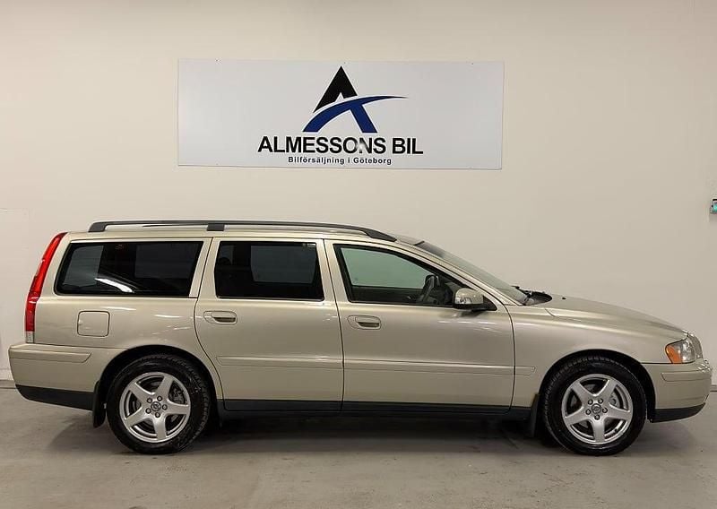 Begagnad Volvo V70 Kinetic 140 HK (102 kW) 2006 Grön Kombi