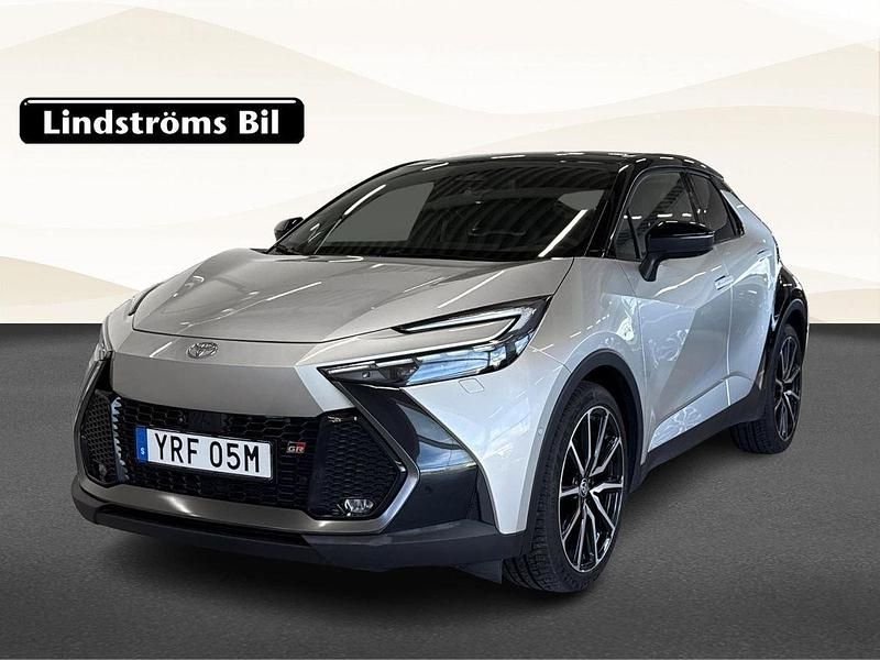 Silver Begagnad 2024 Toyota C-HR+ Edition SUV | 409 900 kr (Marknadspris) - Bild 1/3