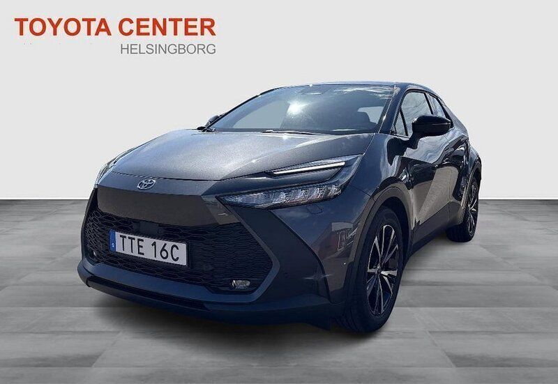 Mörkgrå Begagnad 2024 Toyota C-HR Style SUV | 359 900 kr (Marknadspris) - Bild 1/4