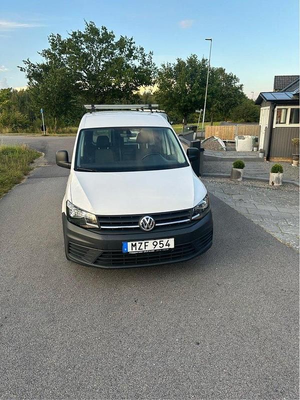 Vit Begagnad 2017 VW Caddy Minibuss | 110 000 kr (Marknadspris) - Bild 1/4
