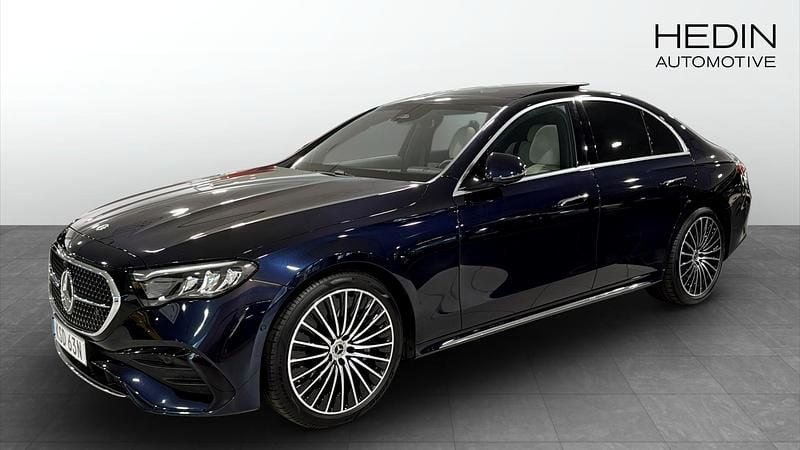 Mörkblå (blue) Begagnad 2024 Mercedes E220 AMG Sedan | 639 900 kr - Bild 1/4