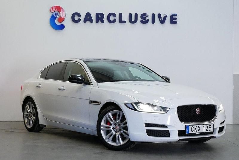 Vit Begagnad 2015 Jaguar XE Prestige Sedan | 129 900 kr (Bra pris) - Bild 1/4