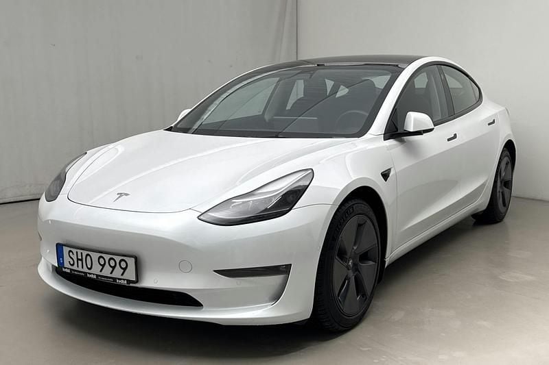 Vit Begagnad 2021 Tesla Model 3 Sedan | 275 000 kr (Marknadspris) - Bild 1/4