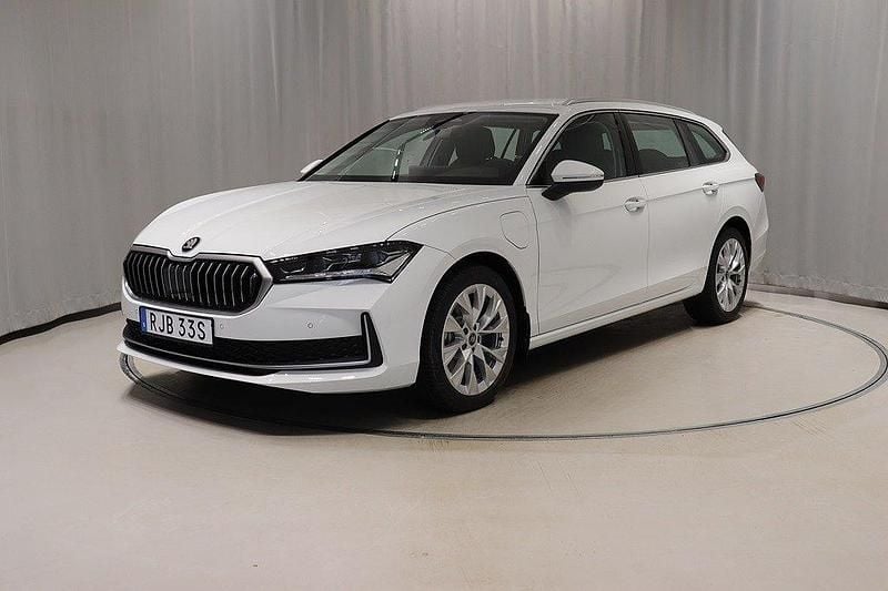 Vit Begagnad 2025 Skoda Superb Selection Kombi | 448 800 kr (Lite dyr) - Bild 1/4
