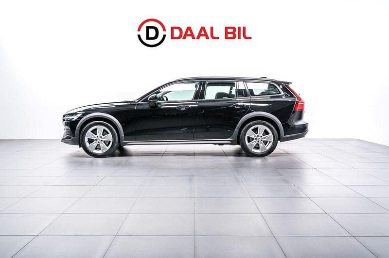 Svart Begagnad 2020 Volvo V60 CC Momentum Kombi | 219 700 kr (Marknadspris) - Bild 1/4