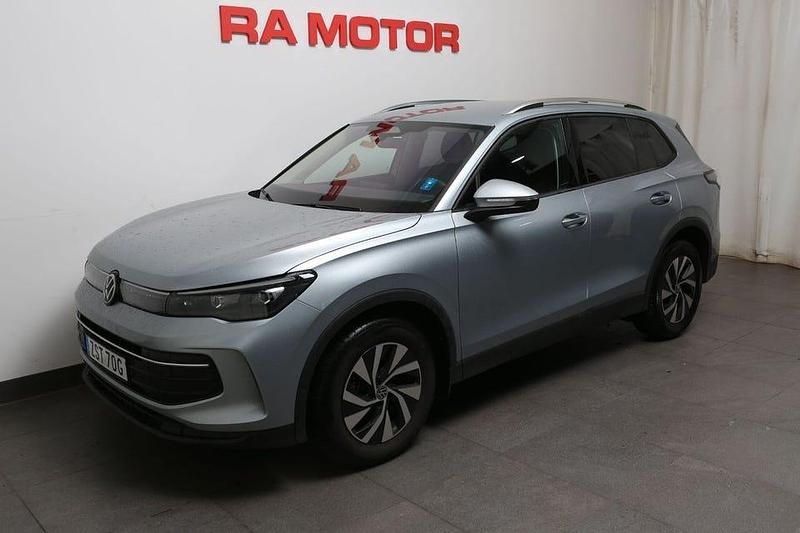 Silver (oyster silver metallic) Begagnad 2025 VW Tiguan Edition SUV | 379 900 kr (Marknadspris) - Bild 1/3