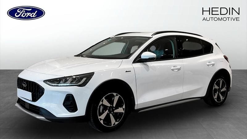 Vit (white) Begagnad 2022 Ford Focus Active Halvkombi | 184 900 kr (Superpris) - Bild 1/4