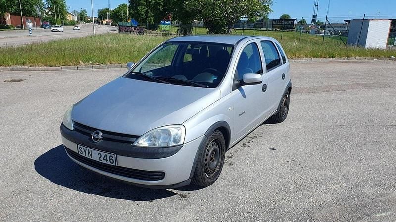 Grå Begagnad 2002 Opel Corsa Halvkombi | 11 000 kr (Superpris) - Bild 1/4