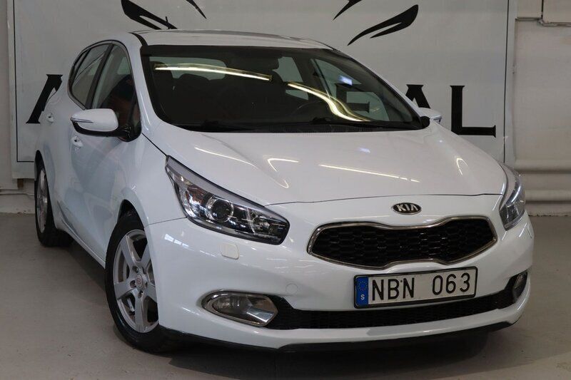 Vit Begagnad 2013 Kia Ceed Comfort Halvkombi | 69 900 kr (Marknadspris) - Bild 1/4