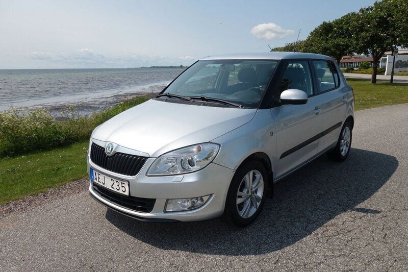 Silver Begagnad 2010 Skoda Fabia Elegance Halvkombi | 39 900 kr (Marknadspris) - Bild 1/4