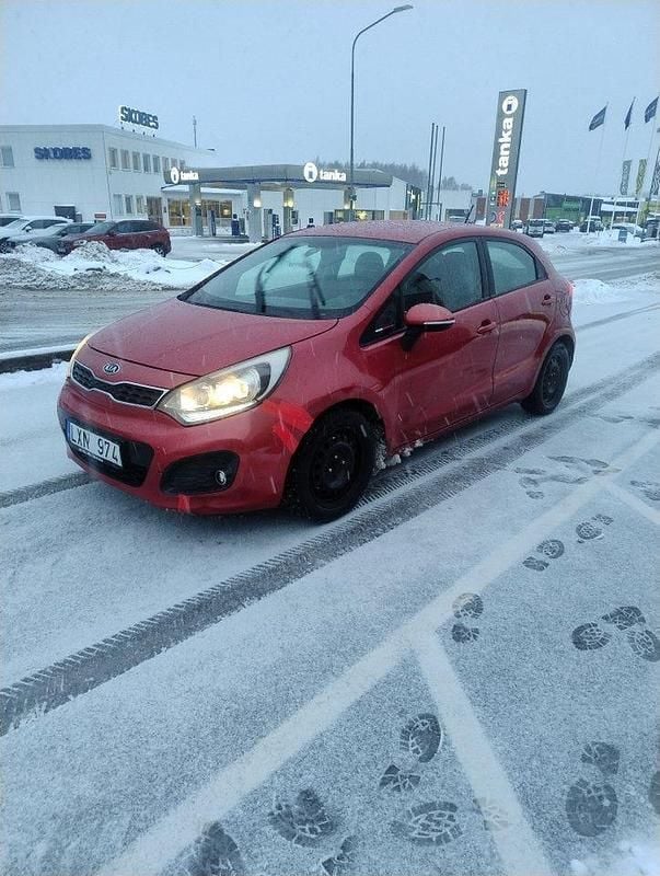 Begagnad Kia Rio 109 HK (80 kW) 2011 Röd Halvkombi