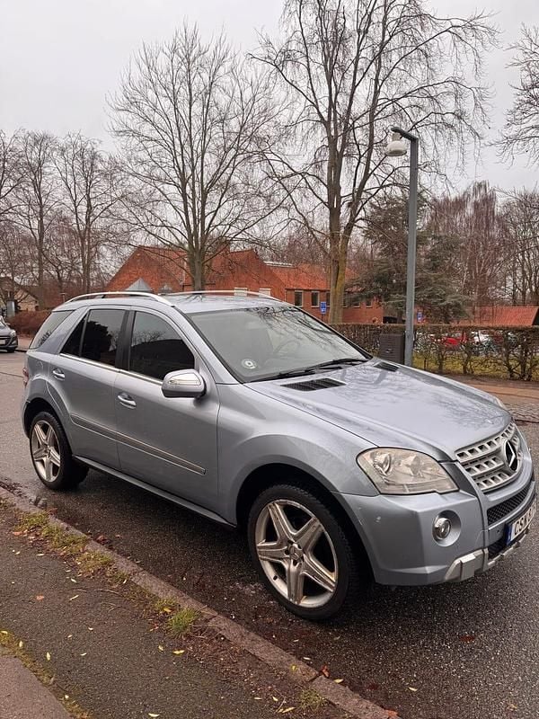 Ljusblå metallic Begagnad 2009 Mercedes ML320 SUV | 60 000 kr (Marknadspris) - Bild 1/4