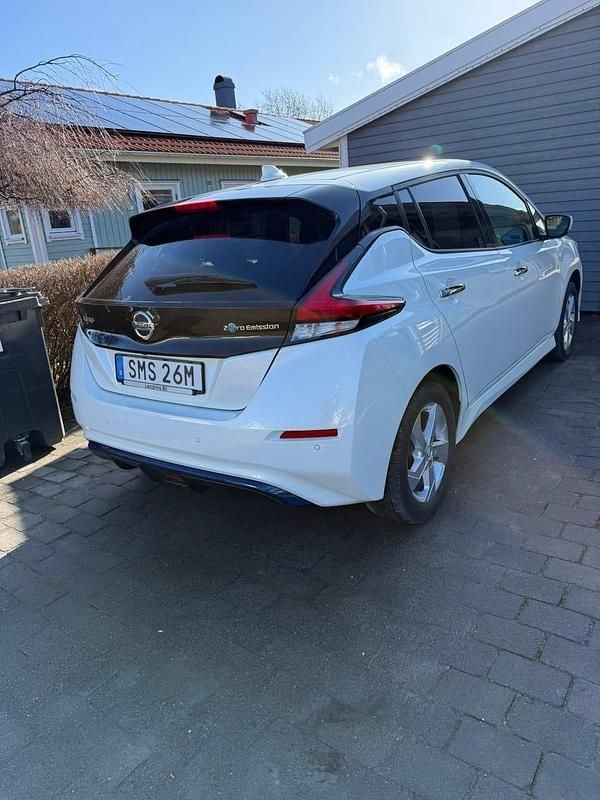 Begagnad Nissan Leaf Tekna 159 kW (217 HK) 2022 Pärlemovit Halvkombi