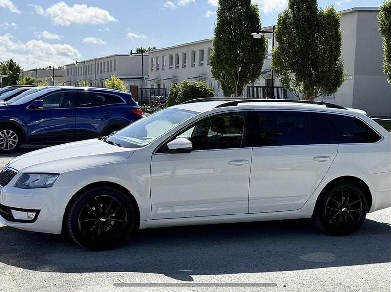 Vit Begagnad 2016 Skoda Octavia Ambition Kombi | 65 000 kr (Superpris) - Bild 1/2