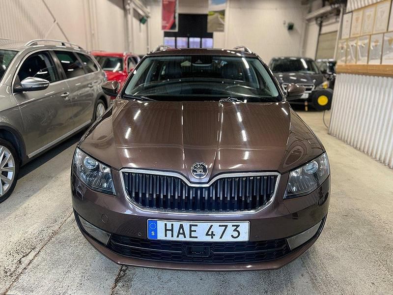 Mörkbrun (brun) Begagnad 2015 Skoda Octavia Style Kombi | 109 000 kr (Lite dyr) - Bild 1/4