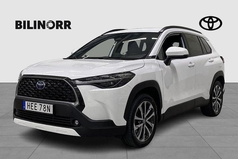 Vit Begagnad 2022 Toyota Corolla Cross Style SUV | 364 400 kr (Marknadspris) - Bild 1/3