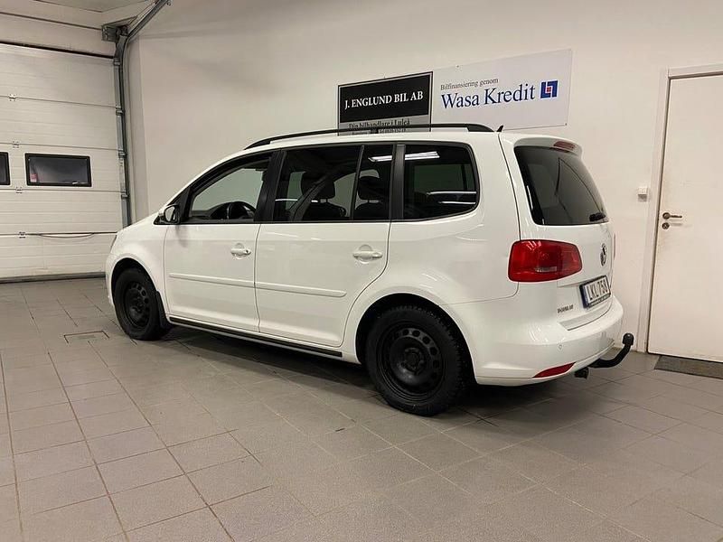 Begagnad VW Touran 140 HK (102 kW) 2014 Vit Minibuss