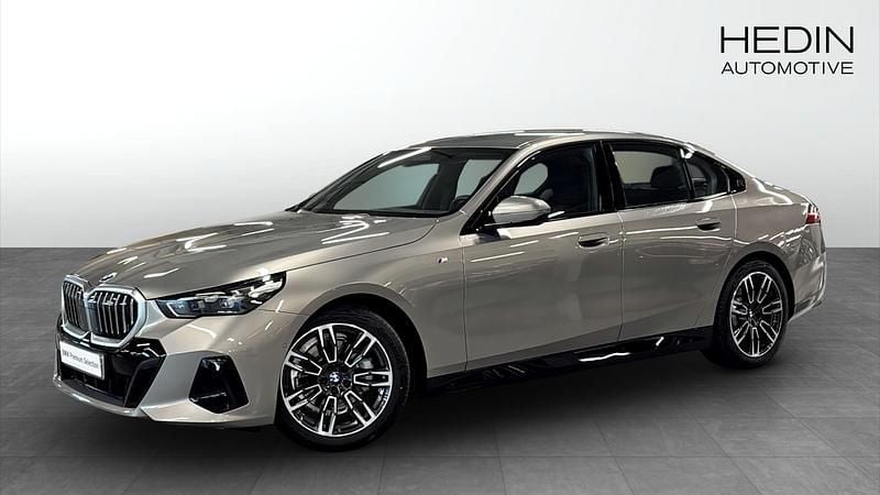 Grå (grey) Begagnad 2025 BMW 520 M Sport Sedan | 568 700 kr (Marknadspris) - Bild 1/4