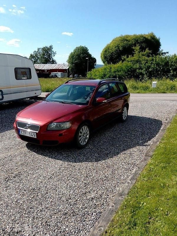 Röd Begagnad 2007 Volvo V50 Kinetic Kombi | 53 000 kr (Marknadspris) - Bild 1/1