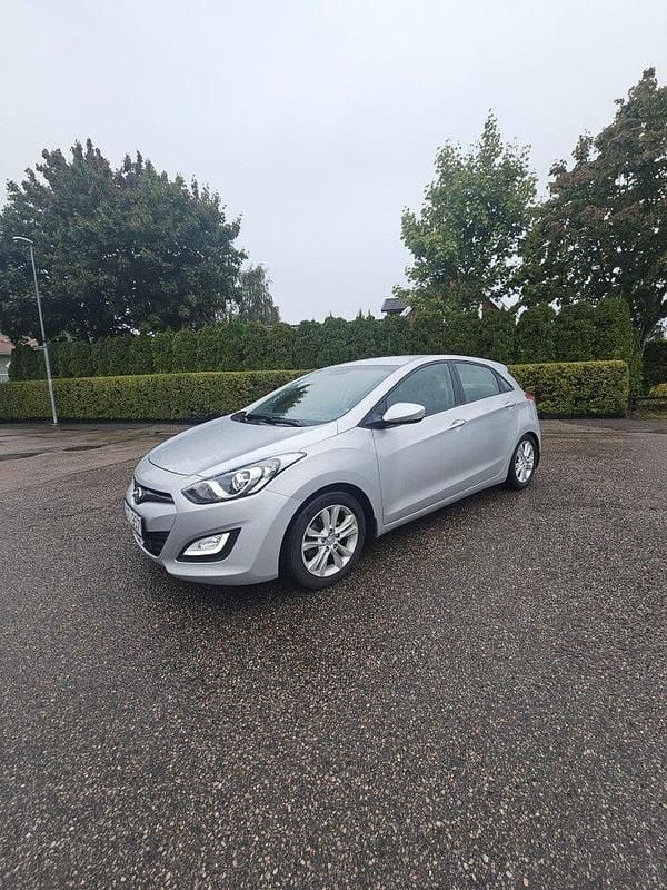 Silver Begagnad 2013 Hyundai i30 Sport Halvkombi | 52 000 kr (Bra pris) - Bild 1/4