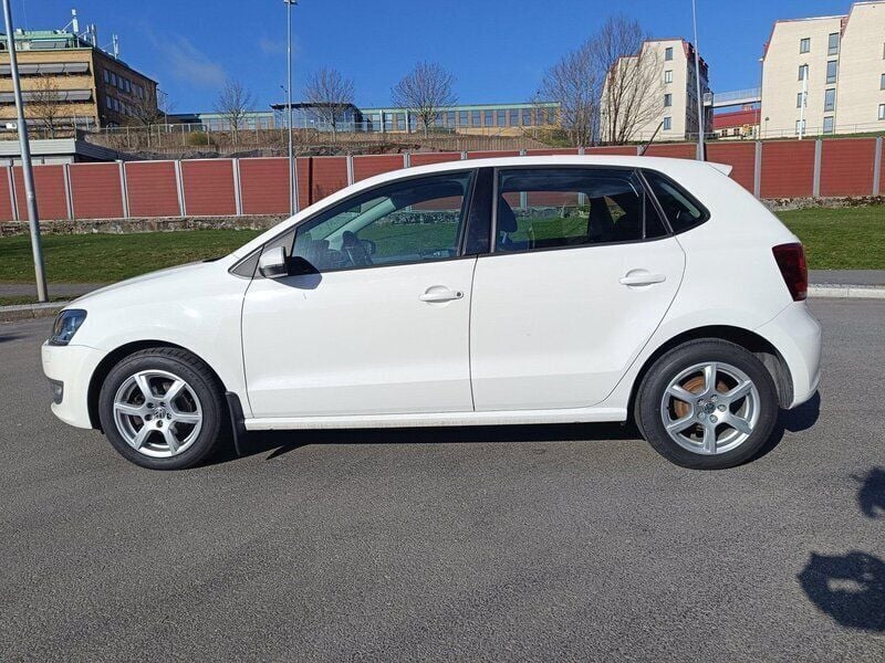 Vit Begagnad 2011 VW Polo Halvkombi | 65 000 kr (Marknadspris) - Bild 1/4