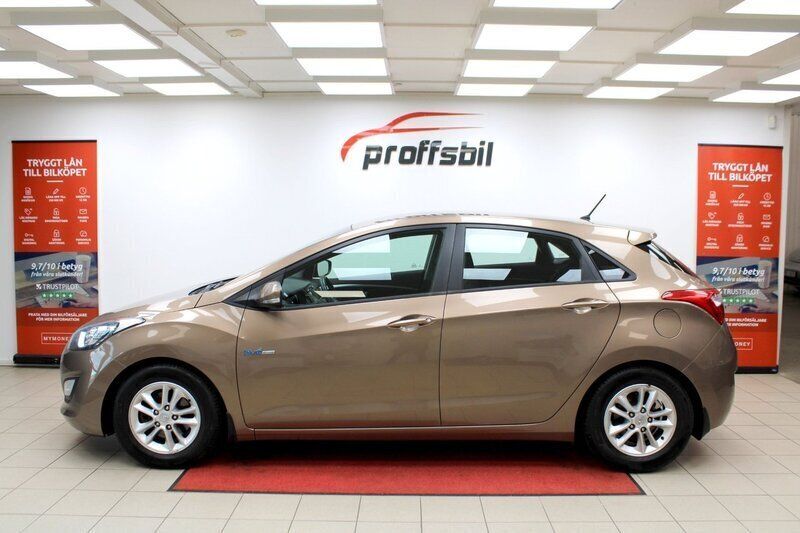 Ljusbrun Begagnad 2012 Hyundai i30 Halvkombi | 84 900 kr (Marknadspris) - Bild 1/4