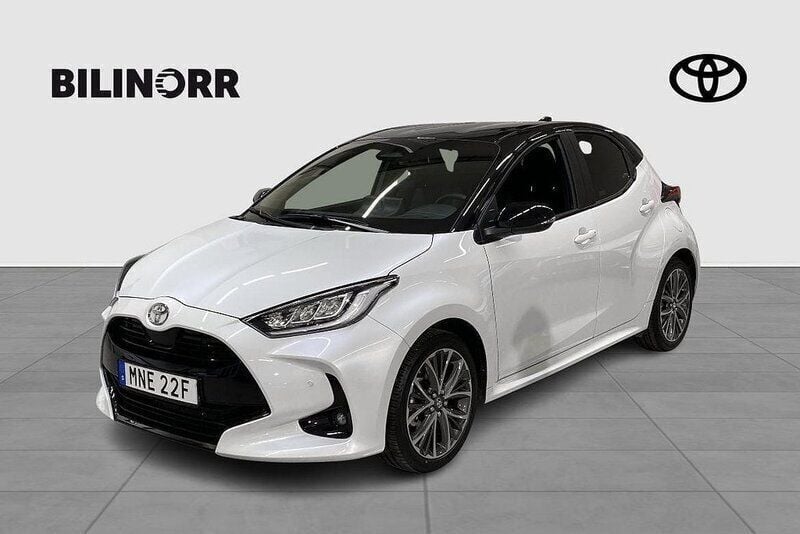 Vit Ny 2024 Toyota Yaris Hybrid Style Halvkombi | 278 400 kr (Marknadspris) - Bild 1/3