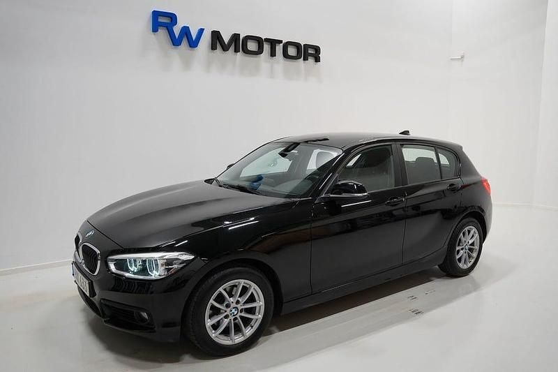 Begagnad BMW 118 Advantage 136 HK (100 kW) 2016 Svart Halvkombi
