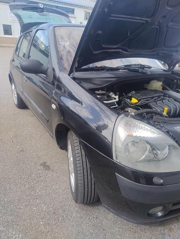 Svart Begagnad 2004 Renault Clio II Expression Halvkombi | 15 800 kr (Marknadspris) - Bild 1/4