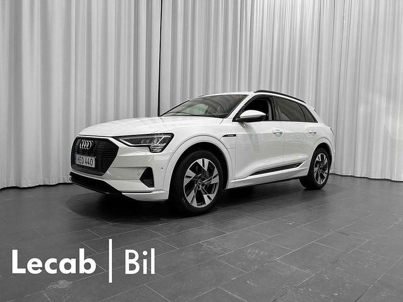 Vit Begagnad 2021 Audi e-tron Proline SUV | 369 500 kr (Marknadspris) - Bild 1/4