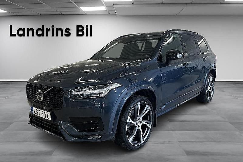 Mörkblå (blå) Begagnad 2022 Volvo XC90 R-Design SUV | 579 900 kr (Marknadspris) - Bild 1/4