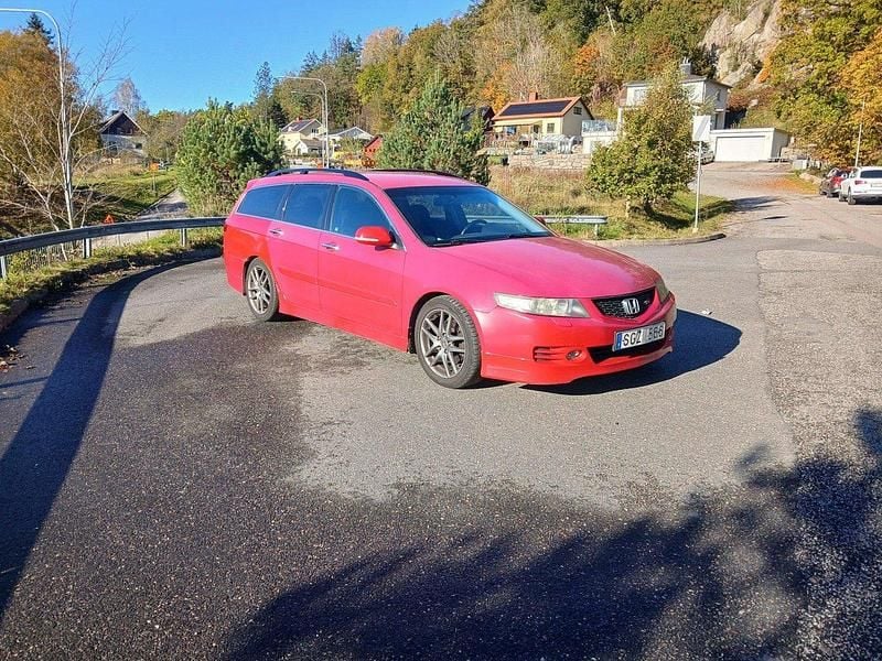 Röd Begagnad 2007 Honda Accord Type S Kombi | 26 000 kr - Bild 1/4
