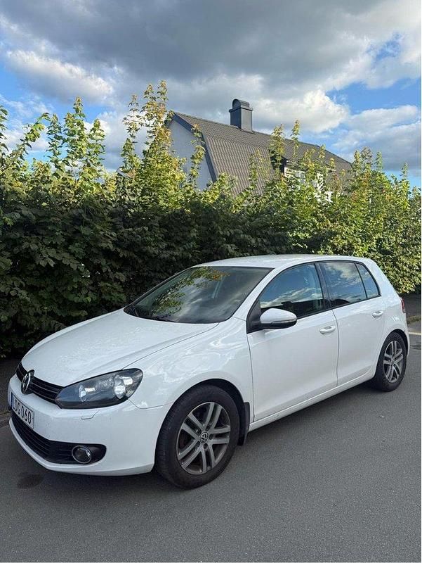 Vit Begagnad 2011 VW Golf VI Halvkombi | 85 000 kr (Marknadspris) - Bild 1/4