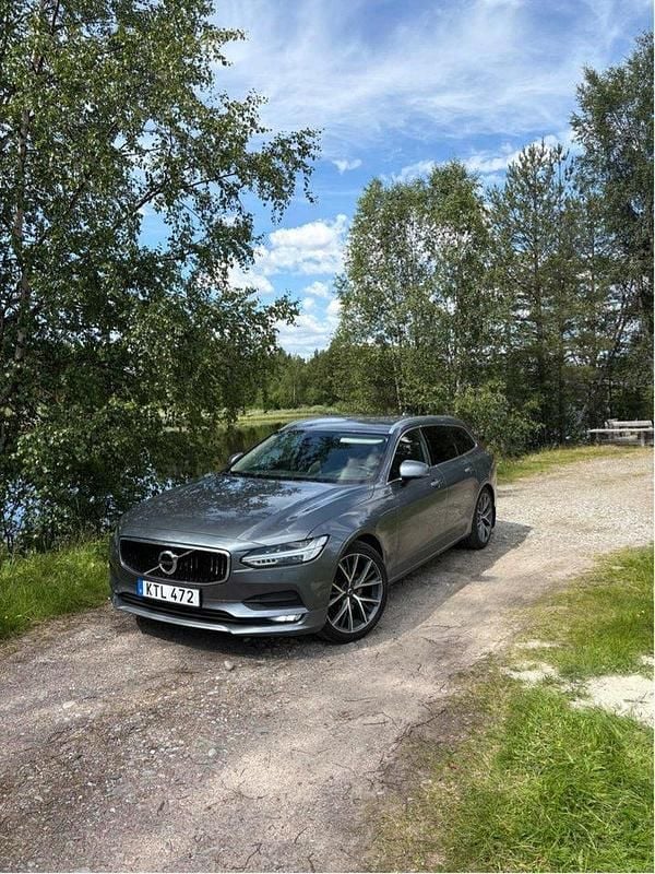Grå Begagnad 2017 Volvo V90 Momentum Kombi | 192 000 kr (Marknadspris) - Bild 1/4