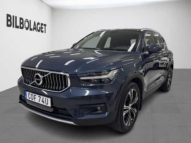 Mörkblå Begagnad 2020 Volvo XC40 Inscription SUV | 329 800 kr (Marknadspris) - Bild 1/4