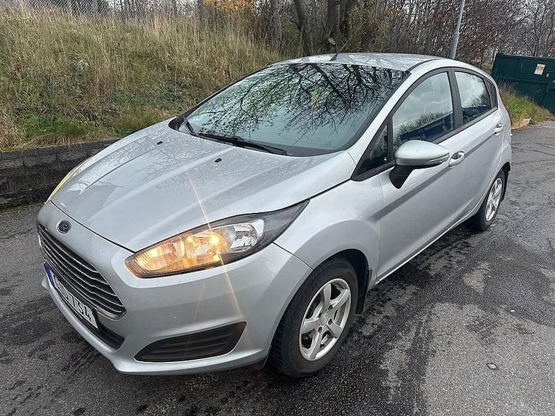 Grå Begagnad 2014 Ford Fiesta Trend Halvkombi | 59 000 kr (Marknadspris) - Bild 1/4