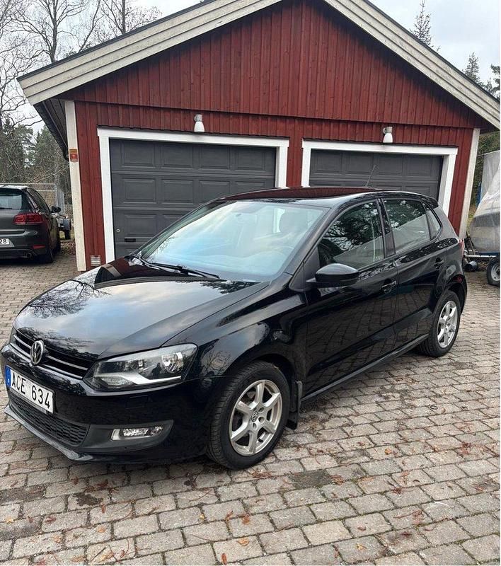 Svart Begagnad 2012 VW Polo Halvkombi | 66 000 kr (Marknadspris) - Bild 1/4