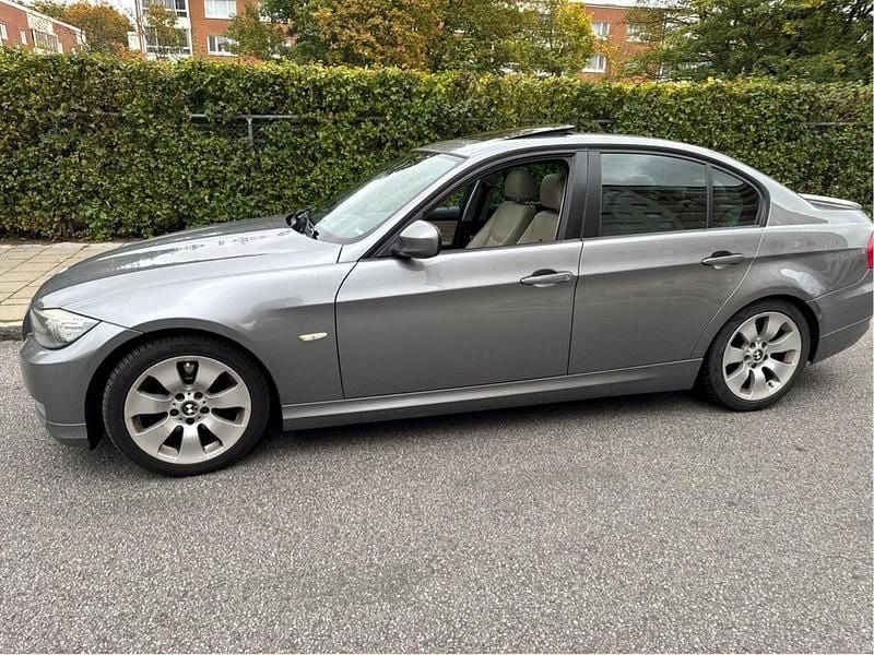 Grå Begagnad 2010 BMW 320 Comfort Edition Sedan | 59 000 kr (Marknadspris) - Bild 1/4