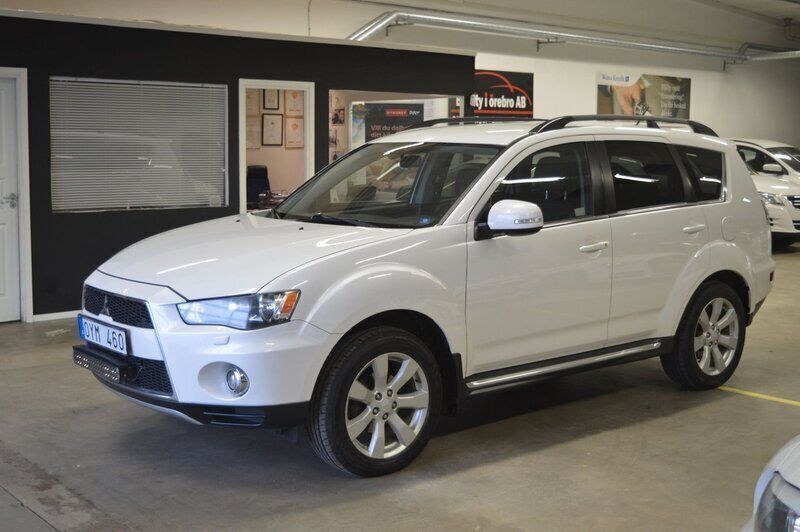 Vit Begagnad 2013 Mitsubishi Outlander SUV | 109 900 kr (Lite dyr) - Bild 1/4