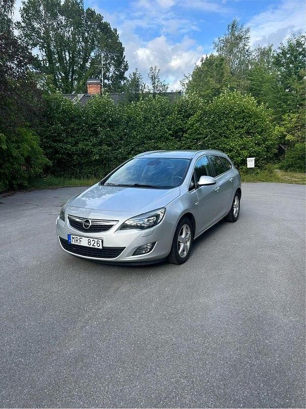 Grå Begagnad 2011 Opel Astra Enjoy Kombi | 34 900 kr (Marknadspris) - Bild 1/4