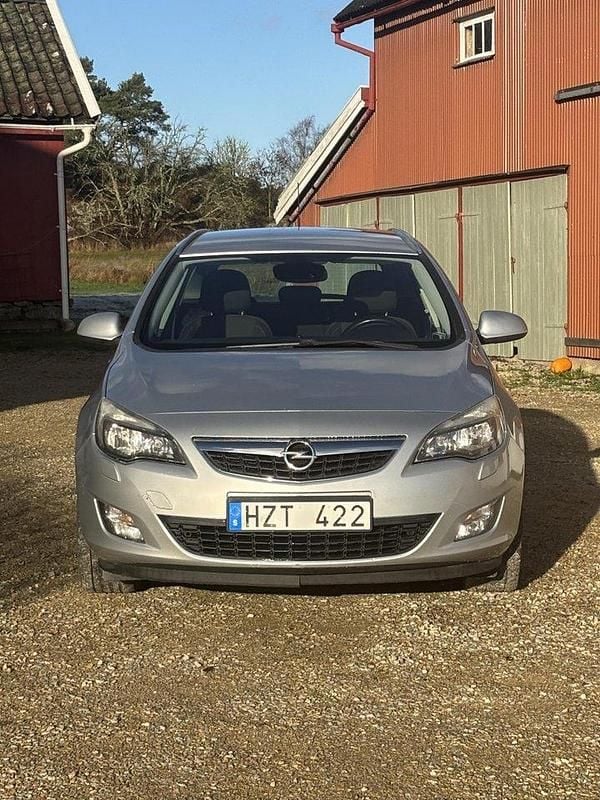 Grå Begagnad 2012 Opel Astra Enjoy Kombi | 25 000 kr (Marknadspris) - Bild 1/4