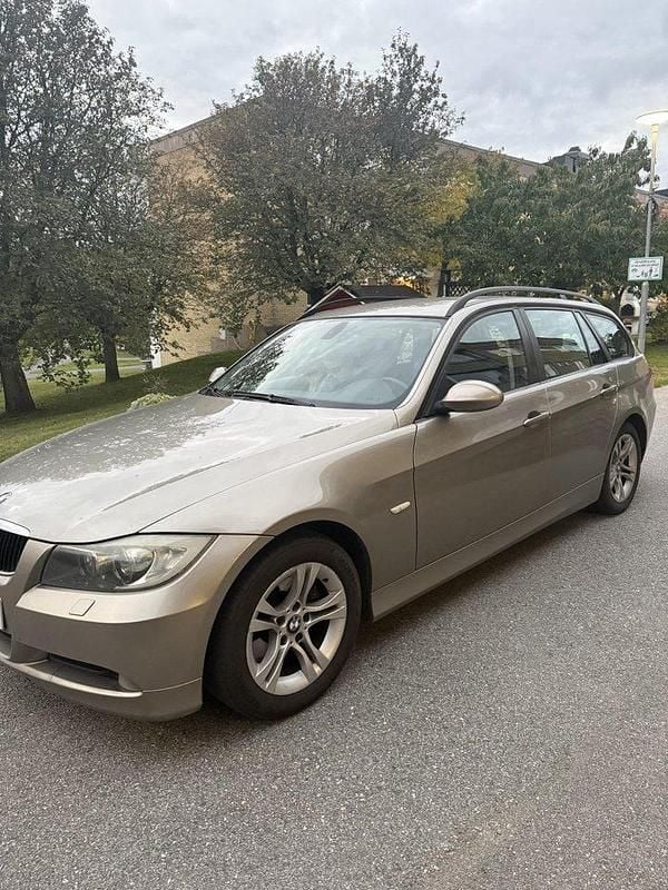Brun Begagnad 2008 BMW 320 Kombi | 45 000 kr (Superpris) - Bild 1/4