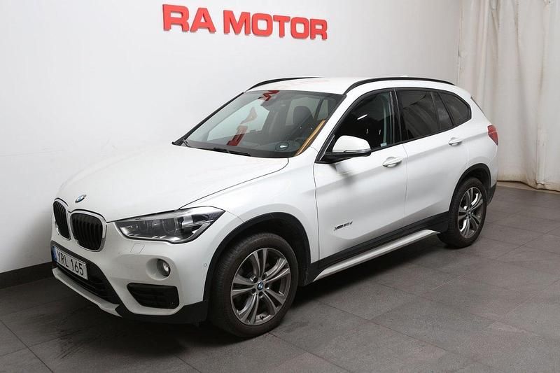 Vit Begagnad 2017 BMW X1 Sport Line SUV | 208 898 kr (Marknadspris) - Bild 1/2