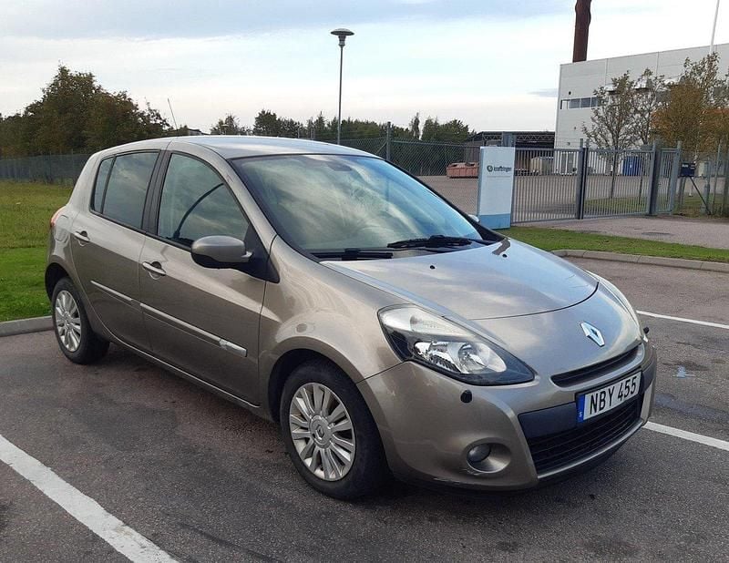 Brun Begagnad 2013 Renault Clio IV Halvkombi | 25 000 kr (Superpris) - Bild 1/4