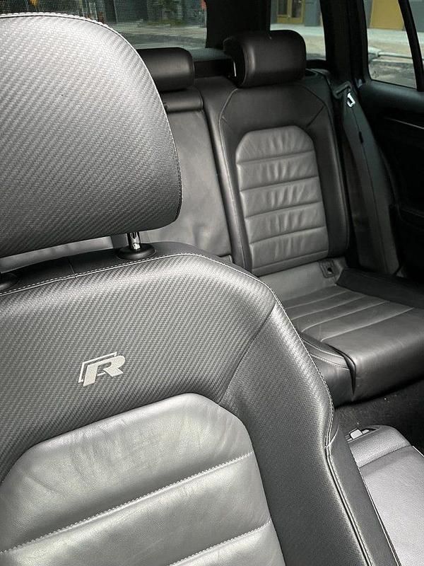 Blå Begagnad 2017 VW Golf VII R Kombi | 210 000 kr (Marknadspris) - Bild 1/4