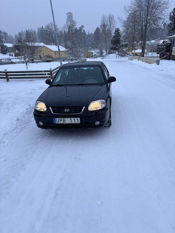 Svart Begagnad 2004 Hyundai Accent Halvkombi | 22 000 kr (Marknadspris) - Bild 1/4